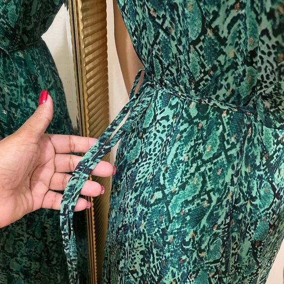 Goa Elegant Green Wrap Dress - Picture 6 of 13